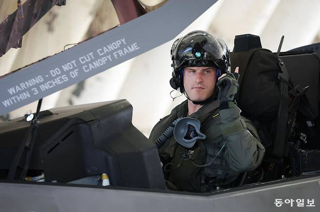 22일 F-35B 조종사가 정비사들에 비행 전 이상이 없다는 수신호를 보내고 있다. 군산=박형기 기자 oneshot@donga.com