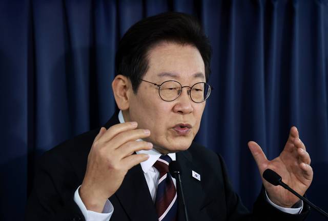 이재명 대통령이 24일(현지시간) 일본 도쿄 하네다공항 이륙 뒤 한미 정상회담을 위해 미국 워싱턴DC로 향하는 공군 1호기 기내에서 기자간담회를 하고 있다.<연합뉴스 사진>