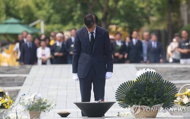 조국 조국혁신당 혁신정책연구원장이 25일 오전 경남 김해시 진영읍 봉하마을 노무현 전 대통령 묘역을 참배하고 있다. [연합뉴스]