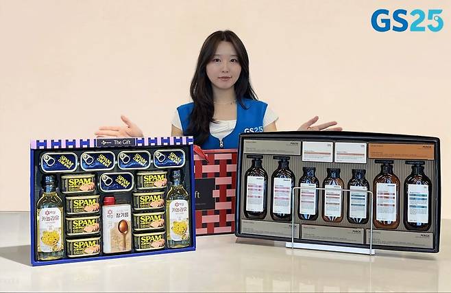 모델이 GS25의 실속형 추석 선물세트를 소개하고 있다. GS리테일 제공