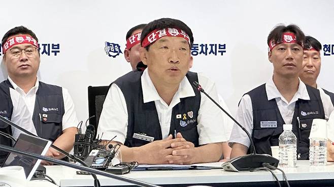 문용문 금속노조 현대자동차지부장이 지난 18일 현대차 울산공장 내 지부 사무실에서 기자회견을 열고 올해 임금 및 단체협상 결렬에 따른 입장을 발표하고 있다. 뉴스1