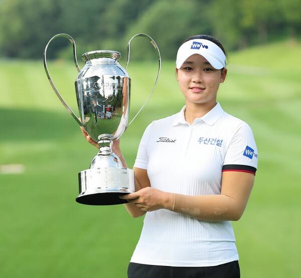 2025년 한국여자프로골프(KLPGA) 투어 BC카드·한경 레이디스컵 우승을 차지한 김민솔 프로가 우승컵을 들고 기념 촬영하는 모습이다. 사진제공=KLPGA (사진을 무단으로 사용하지 마십시오.)