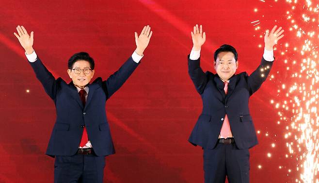 지난 22일 충북 청주 오스코에서 열린 국민의힘 제6차 전당대회에서 결선에 진출한 김문수(왼쪽)·장동혁 당대표 후보가 지지자들에게 인사하고 있다. 김경호 선임기자 jijae@hani.co.kr
