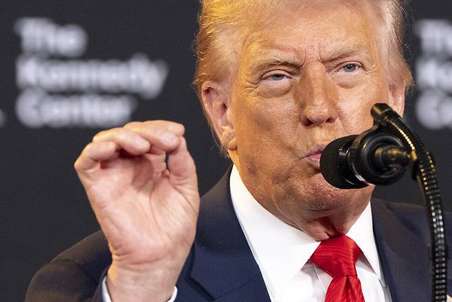 도널드 트럼프 미국 대통령이 지난 13일 워싱턴 디시(D.C.) 케네디 센터에서 연설하고 있다. 워싱턴/AP 연합뉴스