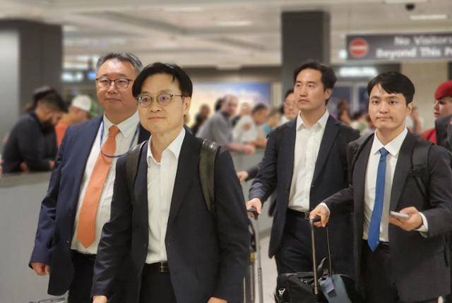 김정관 산업통상자원부 장관이 22일 미국 측과 정상회담 의제 사전 조율을 위해 워싱턴DC 인근 덜레스 국제공항을 통해 미국에 입국하고 있다. 워싱턴=연합뉴스