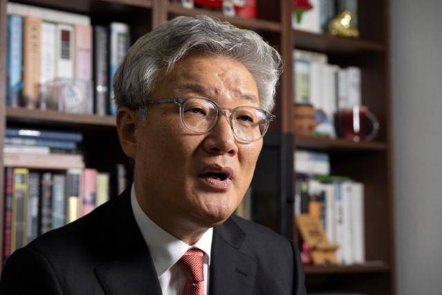 김종민 변호사가 7일 서울 서초구 법무법인 MK파트너스 사무실에서 본보와 인터뷰하고 있다. 박시몬 기자