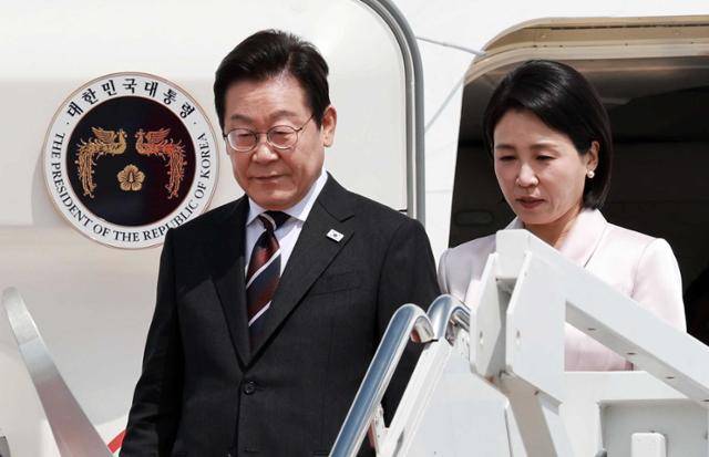 한미 정상회담을 위해 미국을 방문한 이재명 대통령과 배우자 김혜경 여사가 24일 워싱턴 인근 메릴랜드주 앤드루스 합동기지에 도착해 공군 1호기에서 내리고 있다. 앤드루스 합동기지=뉴시스