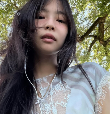 최근 Z세대 사이에서 유선 이어폰이 유행하고 있다. 제니 인스타그램 캡처