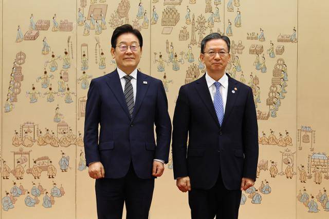 이재명 대통령이 지난 7월 서울 용산 대통령실 청사에서 열린 임명장 및 위촉장 수여식에서 정성호 법무부 장관에게 임명장을 수여한 뒤 기념촬영하고 있다. 태석 선임기자