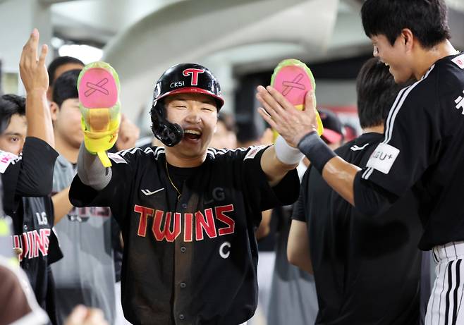 <yonhap photo-5041=""> 박해민 '동점이다' (광주=연합뉴스) 조남수 기자 = 24일 광주기아챔피언스필드에서 열린 프로야구 LG 트윈스와 KIA 타이거즈의 경기. LG 6회초 1사 1루에서 1루주자 박해민이 1번 신민재의 3루타 때 동점 득점을 올리고 더그아웃에서 동료의 환영을 받고 있다. 2025.8.24&nbsp; iso64@yna.co.kr/2025-08-24 20:12:09/ <저작권자 ⓒ 1980-2025 ㈜연합뉴스. 무단 전재 재배포 금지, AI 학습 및 활용 금지></yonhap>