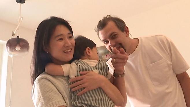 일주일에 절반씩 일하는 독일 거주 구유리 씨와 남편 파비안 파이터 씨 가족