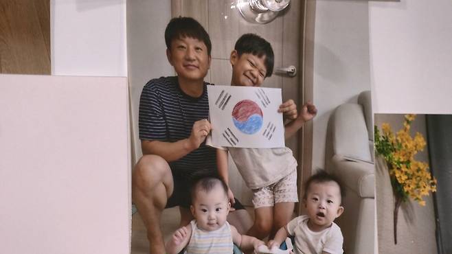 장정현 씨와 세 아이 모습