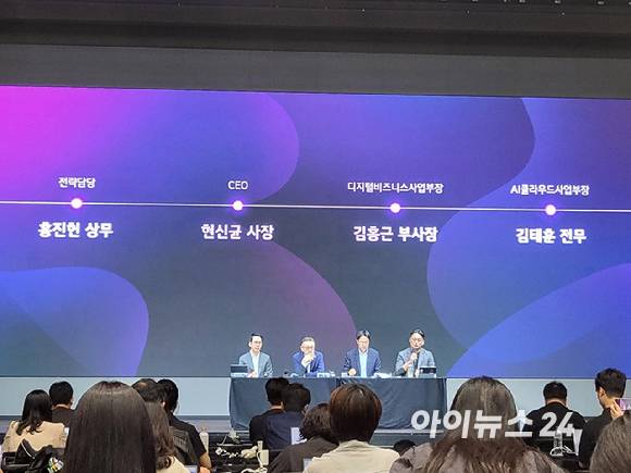 (왼쪽부터) LG CNS 홍진헌 전략담당 상무, 현신균 사장, 김홍근 디지털비즈니스사업부장, 김태훈 AI·비즈니스사업부장이 25일 오전 LG사이언스파크에서 열린 기자간담회에서 기자들의 질문에 답하고 있다. [사진=윤소진 기자]