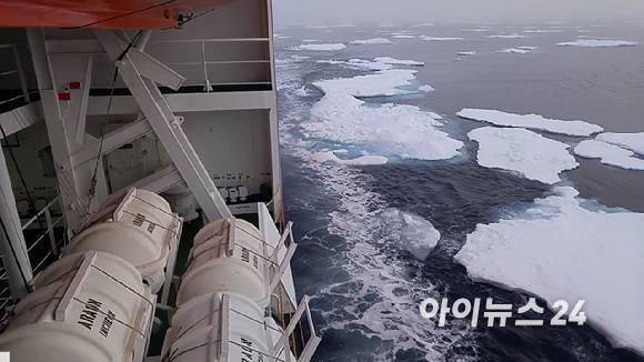 아라온호가 유빙을 뚫고 북극해를 탐험하고 있다. [사진=정종오 기자]