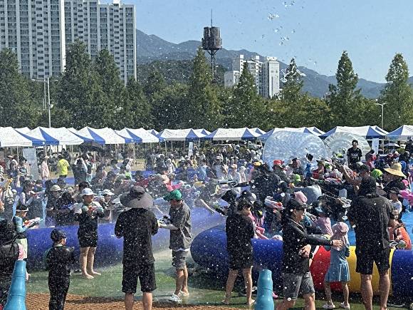 24일 열린 '제4회 낙동강 어린이 물총축제'에서 시민들이 물놀이를 즐기고 있다. [사진=정예진 기자]