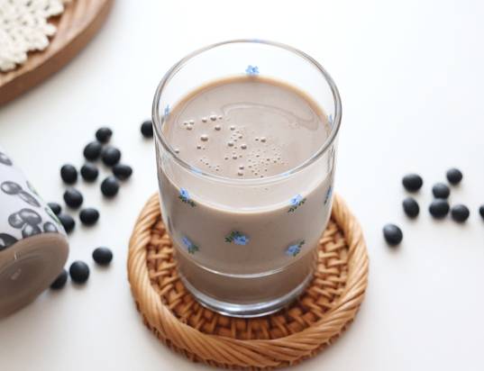 생콩을 먹는 것보다 콩즙으로 먹는 것이 더 효과적이다. 사진은 검은콩즙. [사진=풀무원]