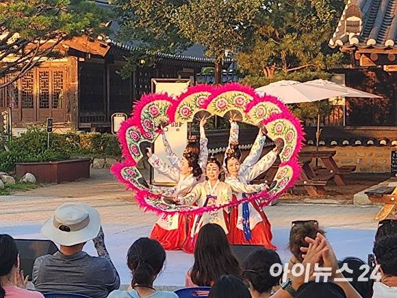 지난 23일 최윤경 단장 이끄는 가인무용단이 '연향·풍류·신경주'로 전통과 현대를 아우른 공연을 펼치고 있다. [사진=가인무용단]