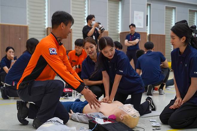 티웨이항공 객실 승무원들이 소방안전 교육에서 심폐소생술(CPR)과 기내 응급처치 훈련을 받고 있다. 이처럼 반복된 훈련은 실제 위기 속 ‘골든타임’을 지키는 힘이 된다. (티웨이항공 제공)