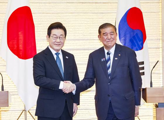 이재명 대통령이 지난 23일 일본 도쿄 나가타초 총리 관저에서 열린 이시바 시게루 일본 총리와의 한-일 공동언론발표 이후 악수하고 있다. [사진 = 대통령실사진기자단]