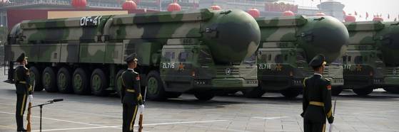 중국의 차량 이동식 ICBM인 DF-41. AP=연합