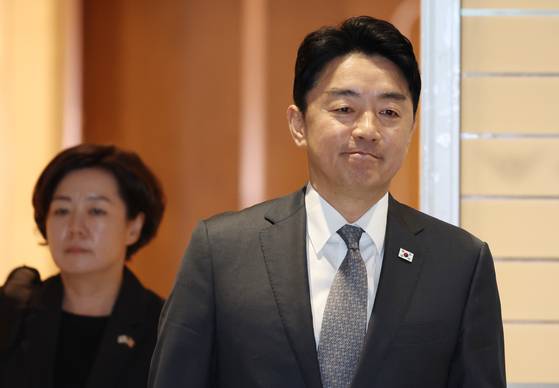 강훈식 대통령실 비서실장이 24일 오전 인천공항에서 한미정상회담을 위해 출국하고 있다. 대통령실의 '3실장'이 동시에 대통령실을 비우고 대통령 순방을 수행하는 것은 극도로 이례적인 일이다. 뉴스1