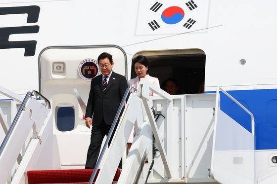 한·미정상회의 참석차 미국을 방문한 이재명 대통령과 부인 김혜경 여사가 24일(현지시간) 앤드류스 통합기지에 도착해 공군 1호기에서 내리고 있다. 김현동 기자