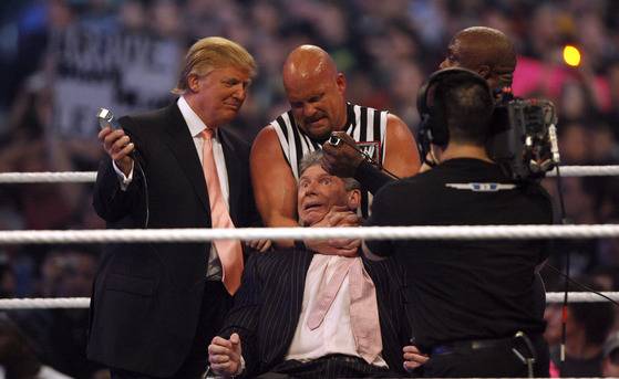 2007년 4월 도널드 트럼프는 삭발을 걸고 레슬링 대리전을 치렀다. 트럼프가 승리한 뒤 전기 면도기를 손에 쥔 채 링 위에 직접 올라 내기 상대였던 빈스 맥마흔 WWE 회장의 머리를 삭발하려고 하는 모습. 중앙포토