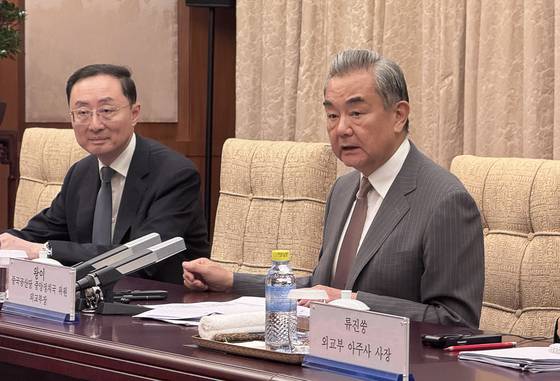 왕이 중국공산당 중앙외사판공실 주임 겸 외교부장이 24일 베이징에서 열린 이재명 대통령 특사단과의 회동에서 발언하고 있다. 베이징특파원 공동취재단.