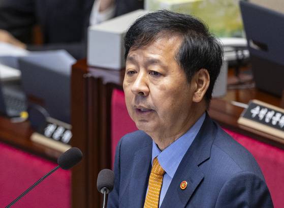 구윤철 부총리 겸 기획재정부 장관이 25일 국회에서 열린 예산결산특별위원회 전체 회의에 출석해 2024 회계연도 결산 및 예비비 지출 승인안의 제안 설명을 하고 있다. 연합뉴스