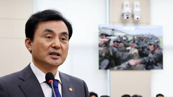 안규백 국방부 장관이 25일 서울 여의도 국회에서 열린 제428회 국회(임시회) 국방위원회 제1차 전체회의에 출석해 2024회계연도 결산 제안 설명을 하고 있다. 뉴스1