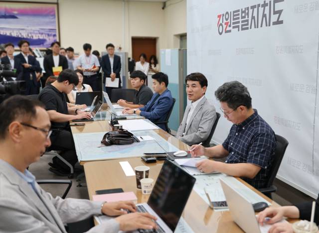▲ 김진태 강원도지사가 25일 도청 기자실에서 열린 간담회에서 CCU 메가프로젝트의 예비타당성조사 통과를 촉구했다. 강원도 제공