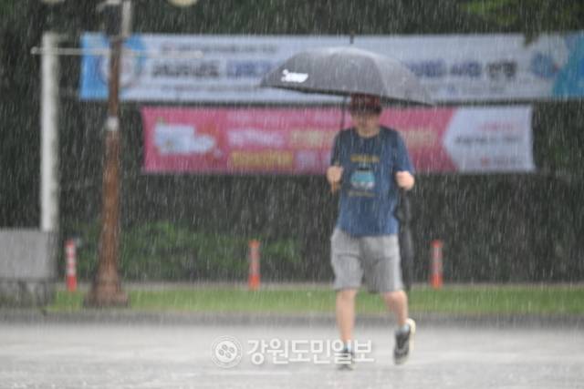 ▲ 강원지역에 많은비가 내린 지난 13일 강원대학교 춘천캠퍼스에서 우산을 쓴학 생이 발걸음을 옮기고 있다. 김정호 기자