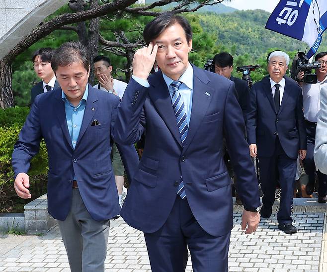 조국혁신당 조국 전 대표가 어제(24일) 부산 중구 부산민주공원을 찾아 참배한 뒤 이동하고 있다.