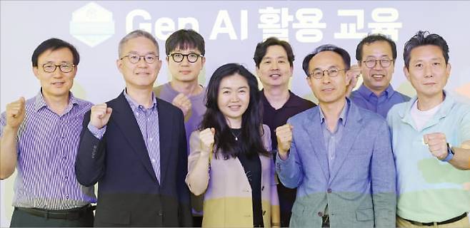 지난 20~21일 경기 성남시 수정구 금토동 KT 판교 사옥에서 기업의 실무 환경 속 생성형 인공지능(AI) 활용법에 관한 특별 강좌가 열렸다. 교육에 참여한 남기석 한국외국어대 경영대학장(앞줄 오른쪽 두 번째)과 이순희 교수(세 번째) 등 경영대 소속 교수들이 훈련장에서 파이팅을 외치고 있다.  이솔 기자