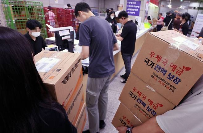 미국의 관세 정책 변경에 따라 우체국에서의 미국행 국제우편 접수가 단계적으로 중단된다. 우정사업본부는 오는 25일부터 미국행 항공 소포, 오는 26일부터 국제 특급 우편 서비스(EMS) 가운데 관세가 붙지 않는 서류를 제외한 모든 물품 등에 대한 우체국 창구 접수가 중지된다고 밝혔다. 사진은 22일 서울 광화문우체국 창구 모습. 사진=연합뉴스