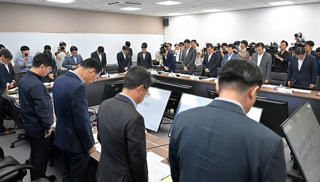 지난 14일 서울 중구 직업능력심사평가원에서 열린 중대재해 근절을 위한 건설사 간담회에서 회사 최고경영자(CEO)들이 산업재해 사망자에 대해 묵념하고 있다. 사진=연합뉴스