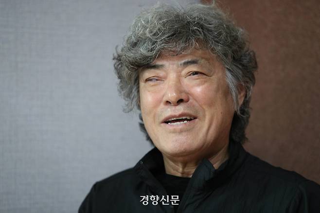 1980년대 ‘이윤상 학생 살인 사건’ 용의자로 불법 체포 돼 뜨거운 물고문 등을 겪은 피해자 이상출씨가 경기도 분당 자택에서 2022년 10월10일 경향신문과 인터뷰하고 있다. 한수빈 기자