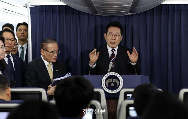 이재명 대통령이 24일(현지시간) 일본 도쿄 하네다공항 이륙 뒤 미국 워싱턴DC로 향하는 공군 1호기 기내에서 기자간담회를 갖고 있다. 김창길 기자