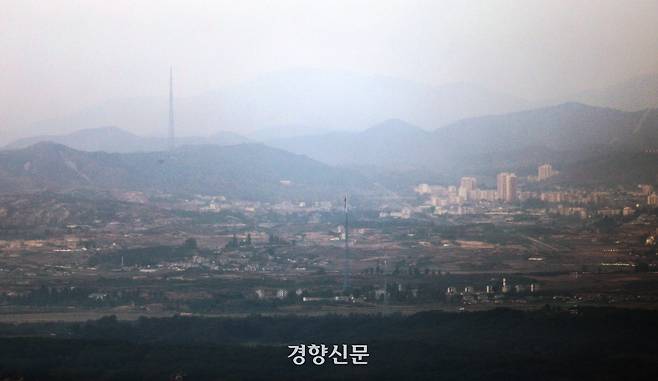 2024년 10월 경기도 파주의 접경 지역에서 바라본 북한 선전마을.  김창길기자