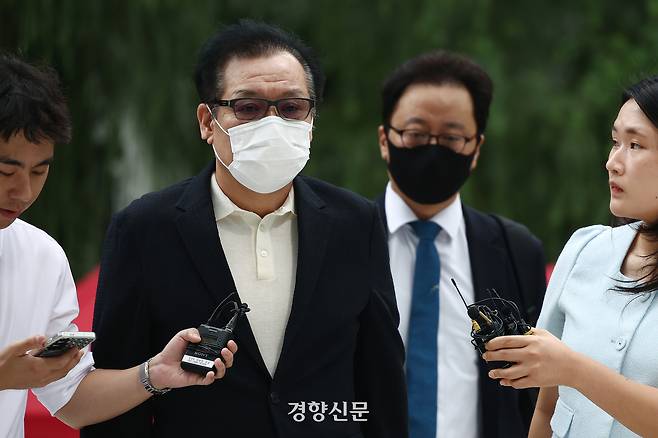 김건희 여사의 ‘통일교 청탁 의혹’ 당사자로 알려진 건진법사 전성배씨가 지난 18일 오전 서울 종로구에 마련된 김건희 특검팀 사무실로 조사를 받기 위해 출석하고 있다. 정효진 기자