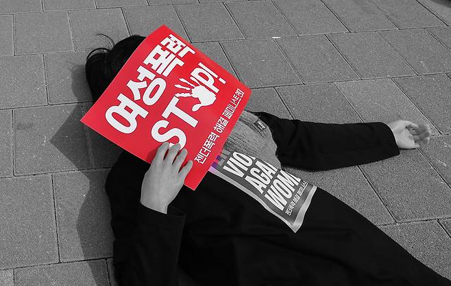 서울여성회 페미니스트 대학생연합동아리 회원들이 4월 27일 서울 마포구 홍대입구역 앞에서 열린 ‘2025 대선, 여성폭력 해결! 나중은 없다!’ 캠페인에서 다이-인(Die-in) 퍼포먼스를 하고 있다. 성동훈 기자