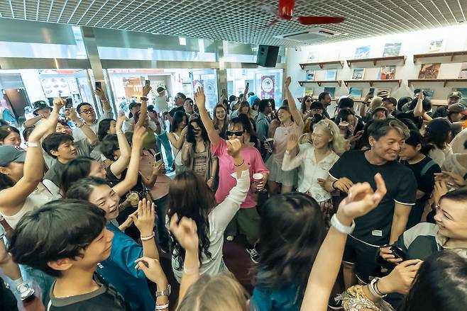 Participants at Seoul Morning Coffee Club's Morning Rave enjoy the freshness of the early hours with beat and dancing at Furoa in Myeong-dong, central Seoul, on Aug 9, from 7 a.m. to 10 a.m. (Kim Keun Young/SMCC)