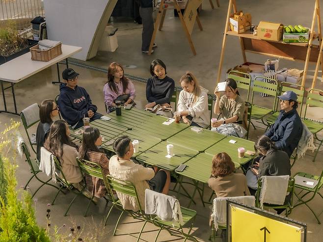 Park Jae-hyun (right), founder of Seoul Morning Coffee Club, talks to participants at a coffee chat. (SMCC)