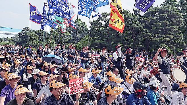 Union members protest during the launch of a rally for this year's collective bargaining with the company at Hyundai Motor Group's Ulsan plant on June 26. [YONHAP]