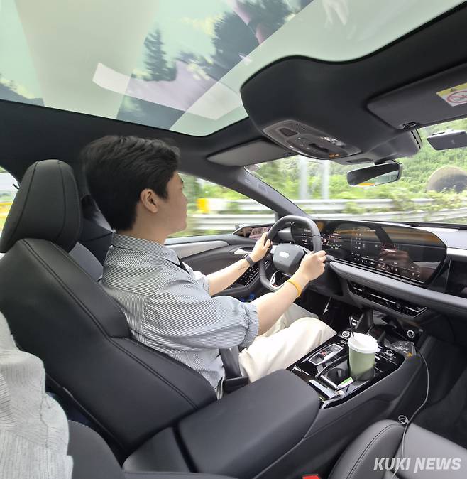 신형 A6 e-트론 운전 중인 송민재 기자.&nbsp;&nbsp;