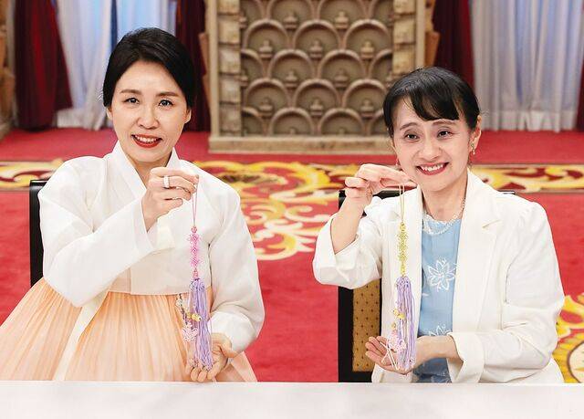 김혜경(왼쪽) 여사와 이시바 시게루 일본 총리의 부인 요시코 여사가 23일 일본 도쿄 총리관저에서 한·일 양국 전통 매듭짓기 체험 후 기념촬영을 하고 있다. 연합뉴스