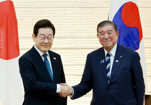 이재명 대통령과 이시바 시게루 일본 총리가 23일 일본 도쿄 총리 관저에서 열린 한일 정상 공동 언론 발표를 마친 뒤 악수하고 있다. 연합뉴스