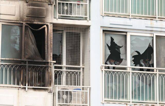 어린이 2명이 숨진 부산 기장군의 한 아파트 6층 화재 현장에서 지난달 3일 오전 경찰, 소방, 국립과학수사연구원 등이 합동 감식을 벌이고 있다. 연합뉴스