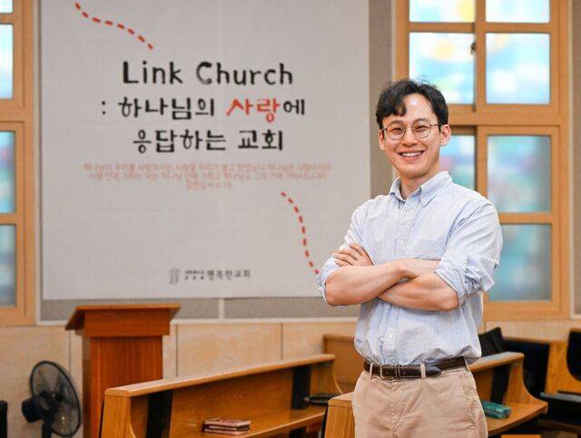 선우준 행복한교회 목사가 지난 21일 서울 은평구 교회 본당에서 ‘링크 처치’에 대해 설명하며 웃고 있다. 신석현 포토그래퍼