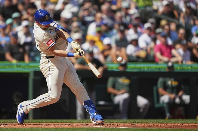 미국 메이저리그(MLB) 칼 롤리(시애틀 매리너스)가 25일(한국시간) 미국 워싱턴주 시애틀 T모바일 아레나에서 열린 2025 MLB 애슬레틱스와의 경기에서 시즌 49호 홈런을 날리고 있다. AP연합뉴스